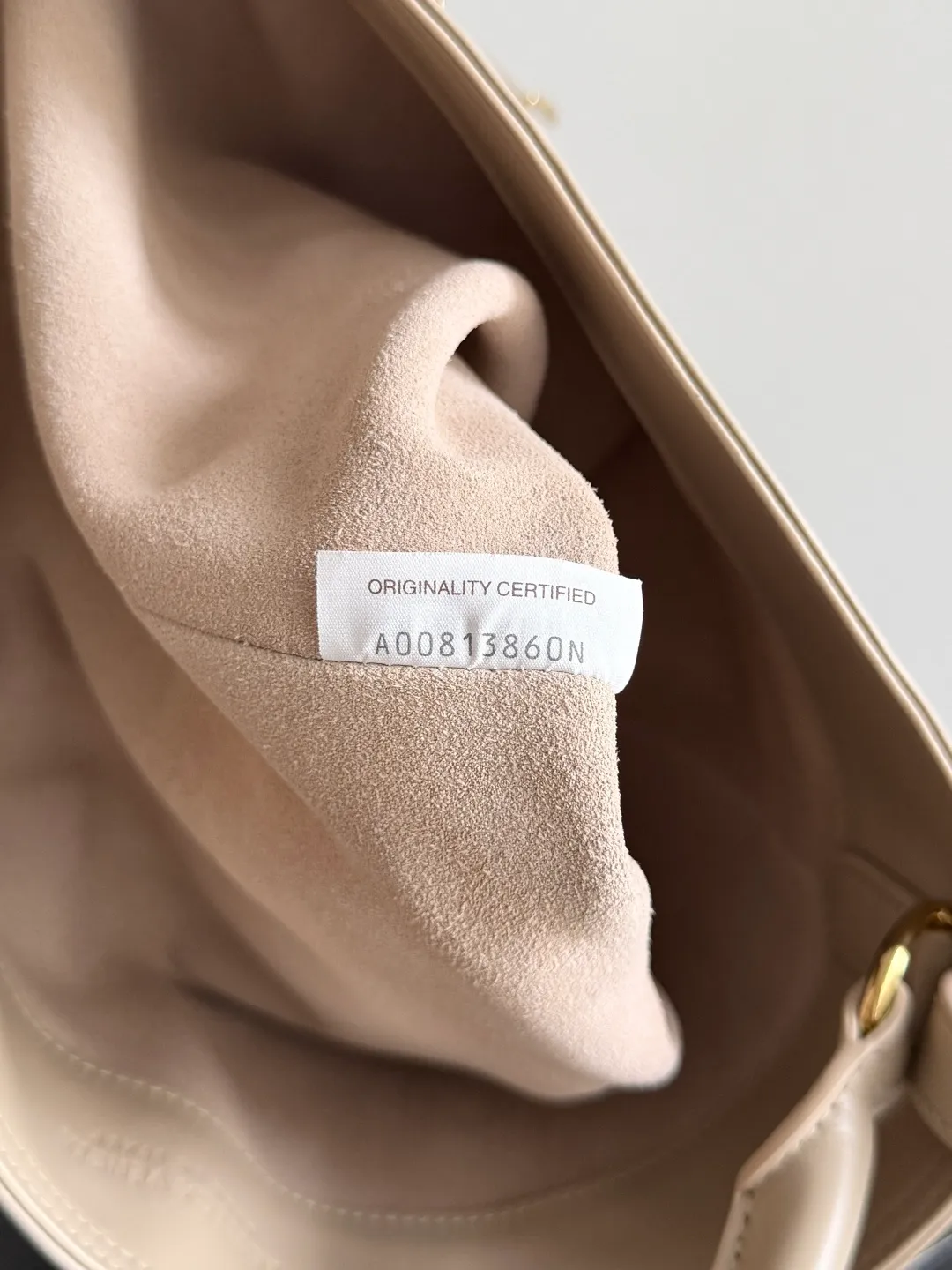 Batch 1620 BOTTEGA VENETA 2025 new women's LIBERTA small bucket bag The wind of "freedom" is still blowing towards summer🫧Unique bag shape and large enough capacity. This kind of small bag has always been very popular in summer. It can easily store essential items such as sunscreen and mini 5-fold umbrella when carrying it when going out. It uses braided knots and horseshoe buckle shapes. The metal ring is used for opening and closing, and the classic weaving is only used as an embellishment here, giving way to the simplicity of all-leather. It is a true combination of innovation and classics. It is also equipped with a detachable long shoulder strap. Friends who don’t like to carry it on the shoulder can only buy this bag and have more choices. Style number: 815244 Size: 22*18*15cm